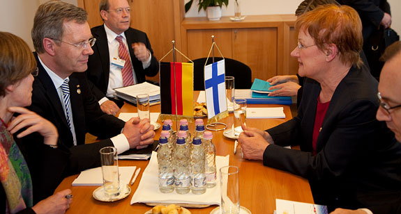 Saksan liittopresidentti Christian Wulff ja presidentti Tarja Halonen kahdenvälisessä tapaamisessa Budapestissa 8. huhtikuuta 2011. Copyright © Tasavallan presidentin kanslia 